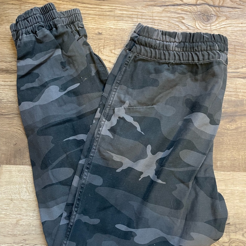 Aritzia Camo Jogger